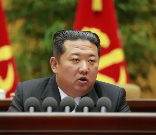 كيم جونغ اون يؤكد استمرار تطوير الصواريخ لخمس سنوات