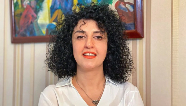 630_360_1765800590-235 نرجس محمدي تُنقل للمستشفى بعد ضرب في إيران!