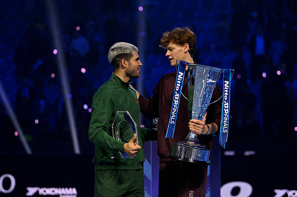 Alcaraz-Sinner-entrega-trofeo-ATP-Finals آلكاراز وسينر: منافستنا تُثري التنس