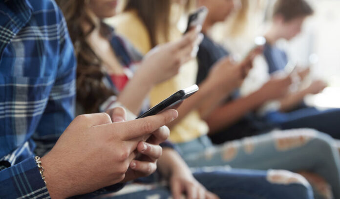 أستراليا تحظر وسائل التواصل الاجتماعي للأطفال دون سن 16 عامًا: قرار رقمي جذري يهز العالم
