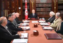 رئيس الجمهورية يتسلم التقرير النهائي للجنة العمل حول الوضع البيئي في قابس رئيس الجمهورية يتسلم تقرير لجنة الوضع البيئي بقابس