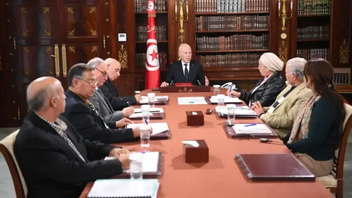 رئيس الجمهورية يتسلم تقرير لجنة الوضع البيئي بقابس