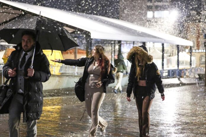 عاصفة غوريتي تقطع الكهرباء عن آلاف في فرنسا وبريطانيا