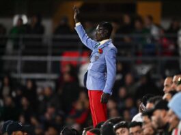 تمثال بشري كونغولي نجم كأس إفريقيا