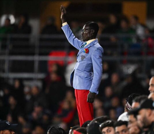 تمثال بشري كونغولي نجم كأس إفريقيا