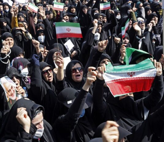 مقتل شرطي في احتجاجات إيران المستمرة