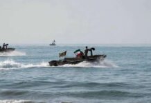 قوارب إيرانية تهاجم ناقلة نفط أمريكية في هرمز