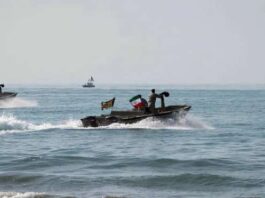 قوارب إيرانية تهاجم ناقلة نفط أمريكية في هرمز