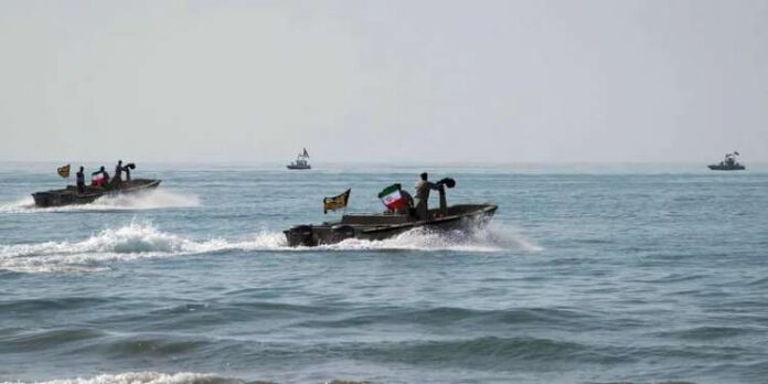 قوارب إيرانية تهاجم ناقلة نفط أمريكية في هرمز