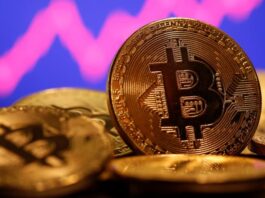 البيتكوين يهبط دون 70 ألف دولار لأول مرة منذ نوفمبر 2024