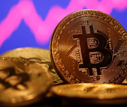 البيتكوين يهبط دون 70 ألف دولار لأول مرة منذ نوفمبر 2024