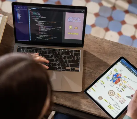 أبل تجهز MacBook Pro بشاشة لمس OLED وDynamic Island 2026