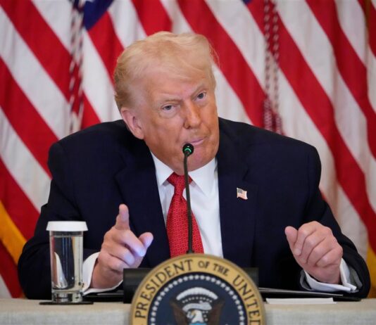 ترامب يحذر إيران قبل المفاوضات: يوم عصيب إن فشل الاتفاق