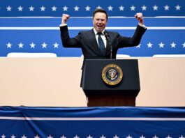 إيلون ماسك أول شخص في العالم يتجاوز 850 مليار دولار