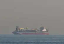 إيران تهدد بإغراق سفن أمريكا وإسرائيل في هرمز