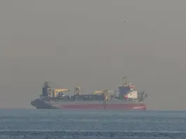 إيران تهدد بإغراق سفن أمريكا وإسرائيل في هرمز