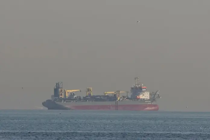 إيران تهدد بإغراق سفن أمريكا وإسرائيل في هرمز