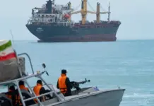 إيران تشترط طرد السفراء الأمريكيين والإسرائيليين لفتح هرمز