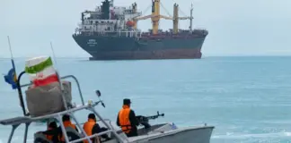 إيران تشترط طرد السفراء الأمريكيين والإسرائيليين لفتح هرمز