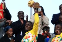 السنغال تعرض كأس إفريقيا في باريس رغم سحبه