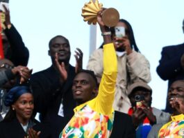 السنغال تعرض كأس إفريقيا في باريس رغم سحبه