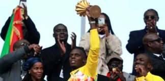 السنغال تعرض كأس إفريقيا في باريس رغم سحبه