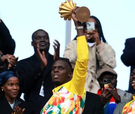 السنغال تعرض كأس إفريقيا في باريس رغم سحبه