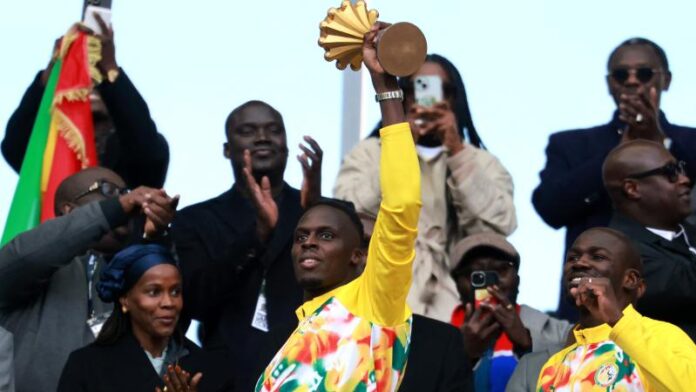 السنغال تعرض كأس إفريقيا في باريس رغم سحبه