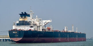 ترامب يطالب بتحالف لفتح مضيق هرمز