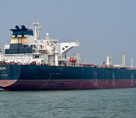 ترامب يطالب بتحالف لفتح مضيق هرمز