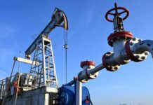 السعودية تخفض إنتاج النفط إلى 8 ملايين برميل يومياً