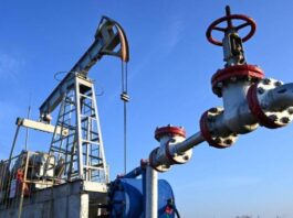 السعودية تخفض إنتاج النفط إلى 8 ملايين برميل يومياً