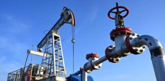 السعودية تخفض إنتاج النفط إلى 8 ملايين برميل يومياً