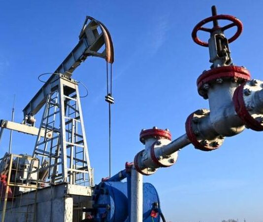 السعودية تخفض إنتاج النفط إلى 8 ملايين برميل يومياً