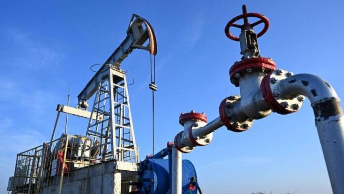 السعودية تخفض إنتاج النفط إلى 8 ملايين برميل يومياً