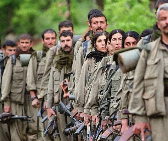 آلاف المقاتلين الأكراد يهاجمون إيران برياً من العراق