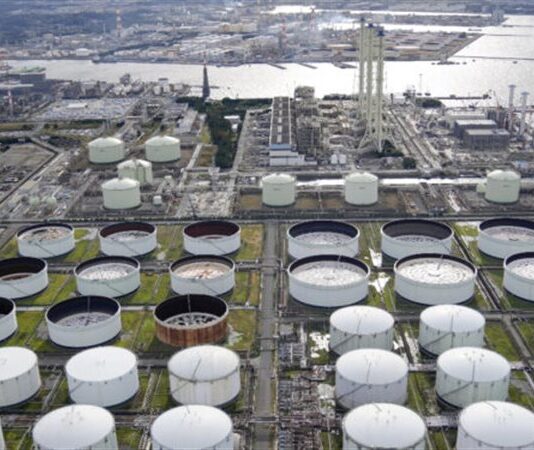 أسعار النفط تقفز بعد هجمات إيران على منشآت خليجية