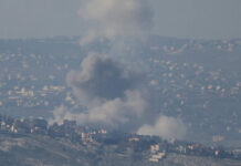 لولايات المتحدة تُصدر تحذيراً عاجلاً وتطالب مواطنيها بمغادرة 15 دولة في الشرق الأوسط فوراً دخان يتصاعد من السفارة الأمريكية في مدينة الكويت