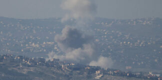 دخان يتصاعد من السفارة الأمريكية في مدينة الكويت