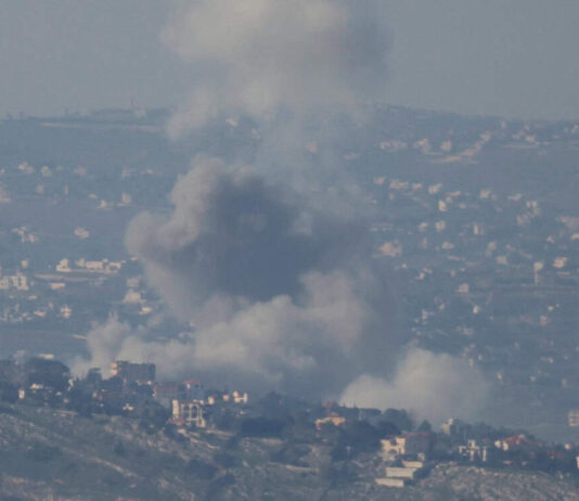 دخان يتصاعد من السفارة الأمريكية في مدينة الكويت