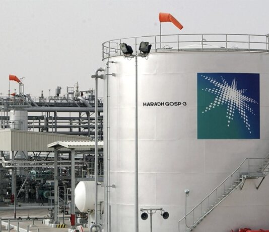 هجوم إيراني يُوقف مصفاة رأس تنورة.. السعودية تُعلّق الإنتاج