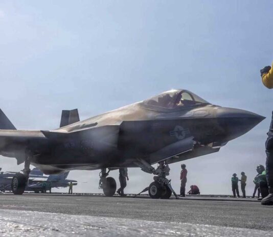 أمريكا تدمر 30 سفينة إيرانية وتضرب 200 هدف في إيران