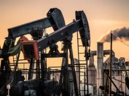 النفط يقفز 10% فوق 80 دولاراً مع إغلاق بورصات الخليج