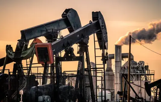 النفط يقفز 10% فوق 80 دولاراً مع إغلاق بورصات الخليج