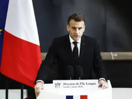 ماكرون يرسل "شارل ديغول" إلى شرق المتوسط ويرفض العمليات ضد إيران