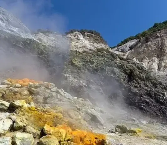 زلزال نابولي يثير القلق حول بركان كامبي فليجري