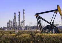 Les prix du pétrole se stabilisent après une forte baisse dans l’attente des négociations entre les États-Unis et l’Iran أسعار النفط تستقر بعد تراجع حاد وترقب مفاوضات إيران