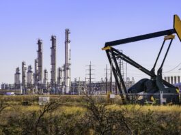 أسعار النفط تستقر بعد تراجع حاد وترقب مفاوضات إيران