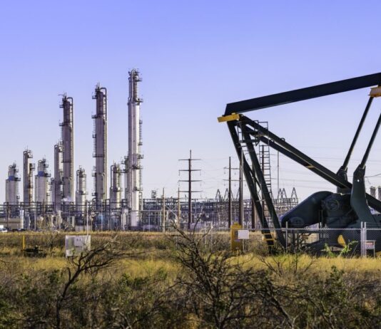 أسعار النفط تستقر بعد تراجع حاد وترقب مفاوضات إيران