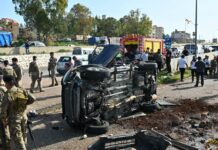 [1/2]نازحون يعودون إلى ديارهم عبر الجسر الذي يربط جنوب لبنان ببقية البلاد، والذي تعرض لغارة إسرائيلية في وقت سابق، وذلك بعد دخول وقف إطلاق النار الذي استمر عشرة أيام بين لبنان وإسرائيل حيز التنفيذ، في لبنان يوم 17 أبريل نيسان 2026. تصوير: لويزا جولياماكي - رويترز شراء الترخيص